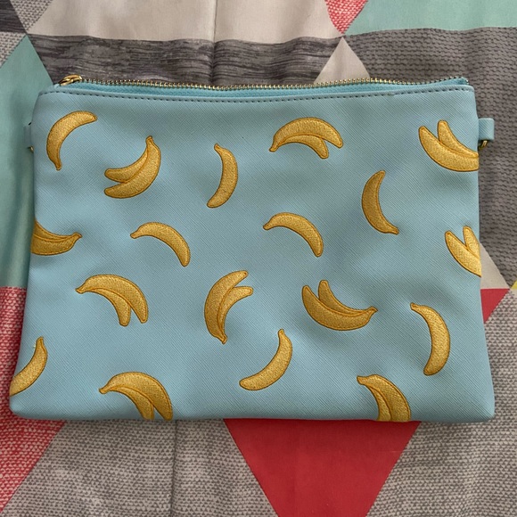 Studio DIY | Can’t Clutch This banana clutch - Picture 1 of 3